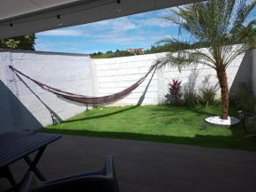 Casa1sn - Linda casa com jardim privativo e chuveirão refrescante!